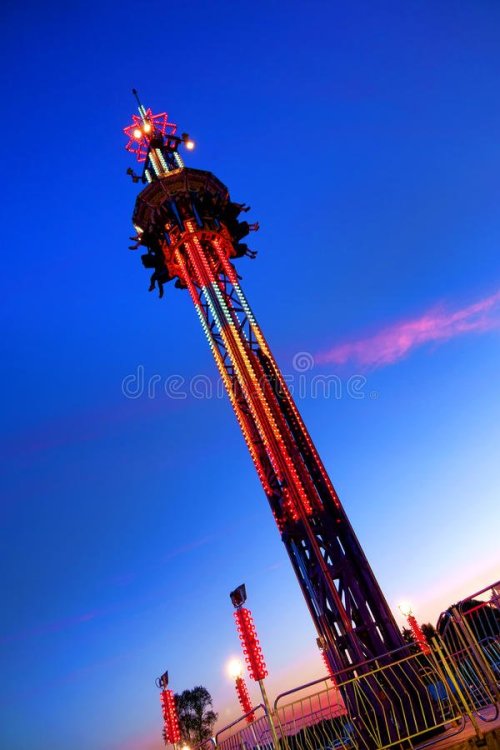 super-shot-free-fall-amusement-fair-ride-cannonball-freefall-carnival-drop-tower-fairgoers-waiting-big-drop-downward-42794336.jpg