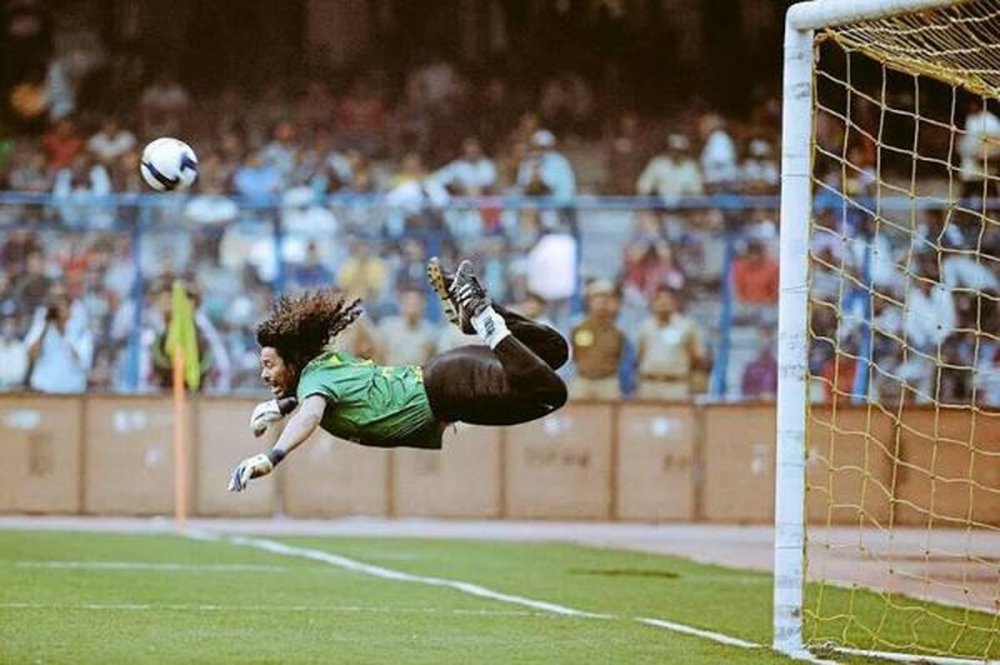 higuita-realiza-la-mitica-parada-del-escorpion--twitter.jpg