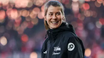 Marie-Louise_Eta_Interim_Head_Coach_of_1.FC_Union_Berlin_looks_on_during_the_warm_up_prior_to_the_Bundesliga_match.webp.cab88c10d4cde30d38d2d24385441c2b.webp